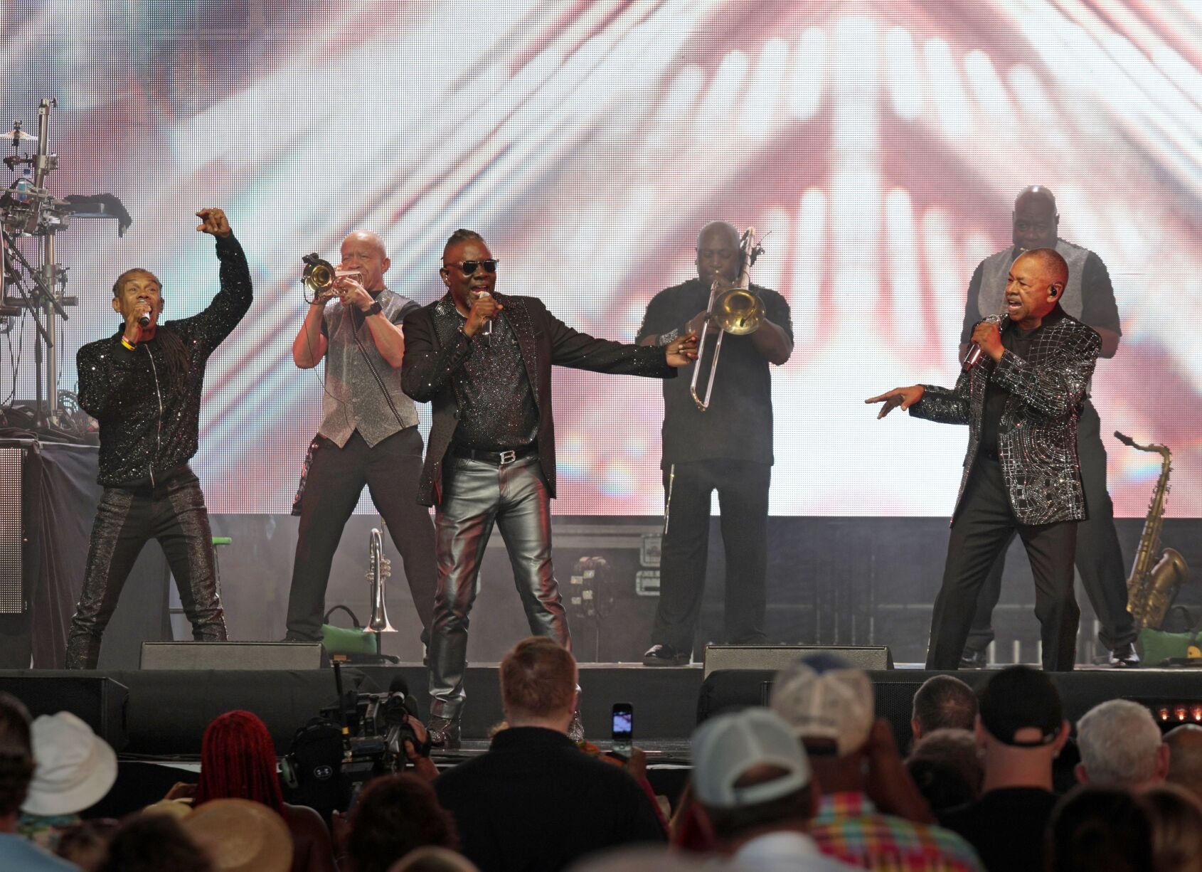 Earth Wind & Fire brave heat, perform at ӣƵ Music Park